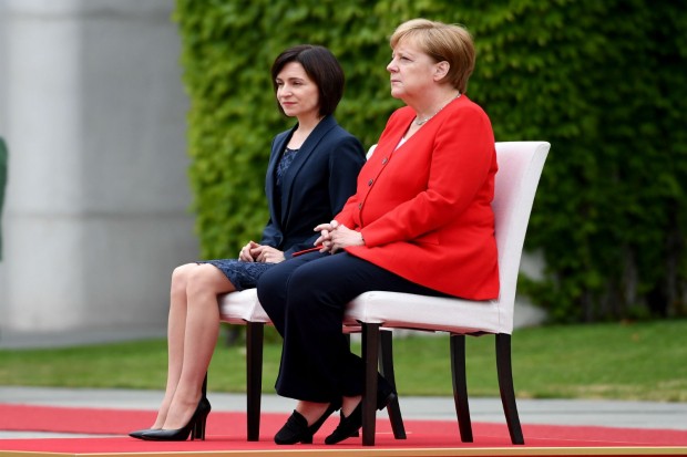 Germania: Angela Merkel a stat jos la intonarea imnurilor naţionale, la primirea Maiei Sandu