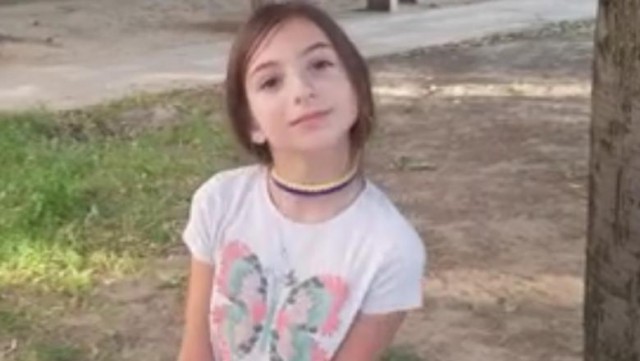 O fetiţă venită din SUA, la bunici, a dat naştere unui adevărat fenomen după ce s-a apucat să strângă gunoaie în Galaţi şi Mamaia