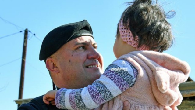Jandarmul constănțean care a salvat o fetiță aflată în șoc anafilactic a primit emblema de onoare