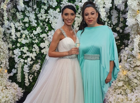 Secretul rochiei cu care Oana Roman a avut talie de viespe la nunta Adelinei Pestrițu. Iluzie optică sau super siluetă?