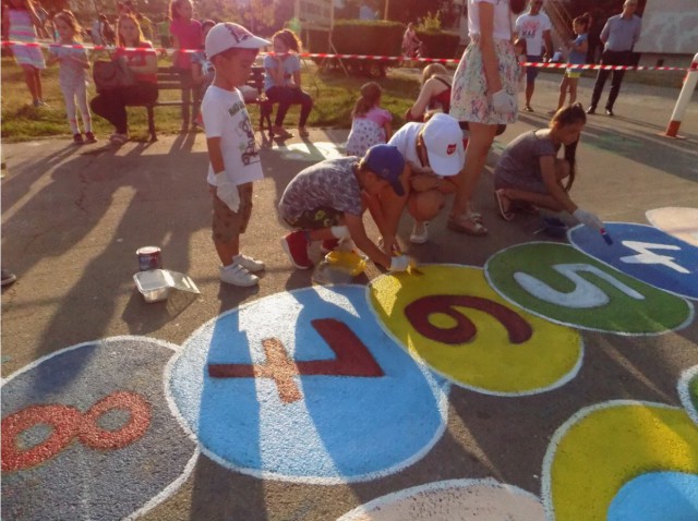 Tobogane readuse la viaţă şi desene educative pe asfalt, în parcul din Poarta 6