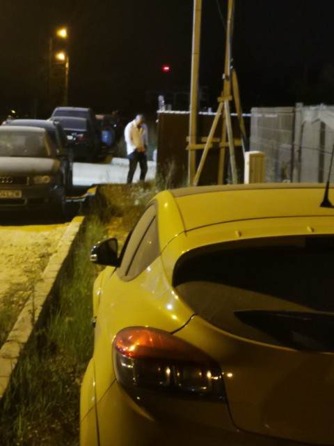 AŞA FACI ŞI ACASĂ, NENE?! ERA GREU SĂ TE DUCI LA WC-UL LOCALULUI ÎN CARE AI BĂUT?! Video!
