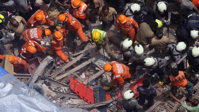 India: 13 morţi în prăbuşirea unei clădiri la Mumbai, în timp ce operaţiunile de salvare continuă