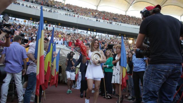 Simona Halep a prezentat trofeul de la Wimbledon: „Mulțumesc, România! Vreau ca 1 milion de copii să meargă la tenis”. Peste 30.000 de fani au fost pe Arena Națională