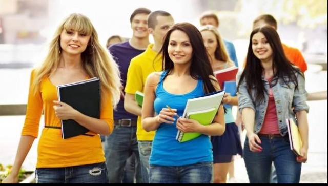 Studiu: Jumătate dintre tinerii între 18 și 25 de ani câștigă mai mult decât parinții lor
