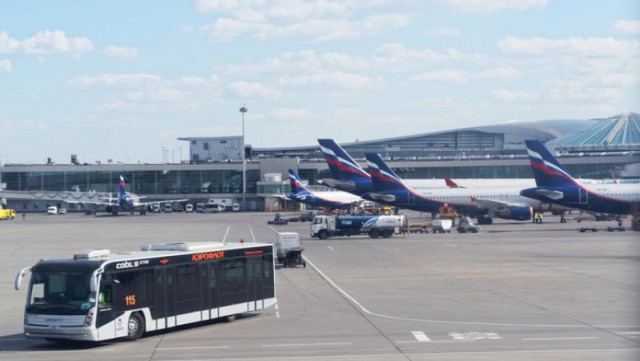 Panică la bordul unui avion pe un aeroport din Moscova: Opt răniţi în timpul evacuării