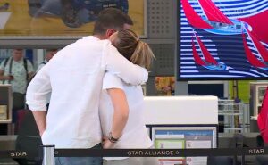 Simona Halep a plecat spre Canada. Îmbrățișări tandre cu iubitul pe aeroport