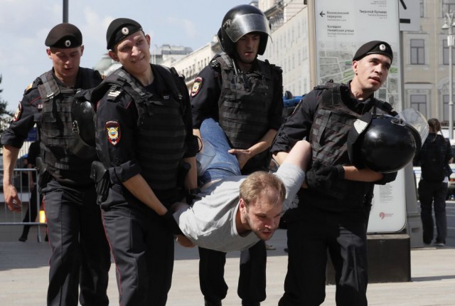 Rusia: Poliţia a arestat peste 1.000 de persoane în timpul unei manifestaţii a opoziţiei la Moscova