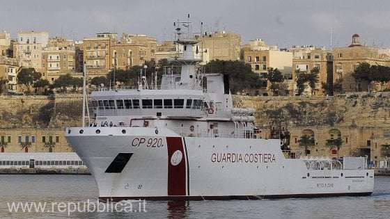 Italia: Migranţii minori de pe o navă a Gărzii de Coastă au primit permisiunea să debarce