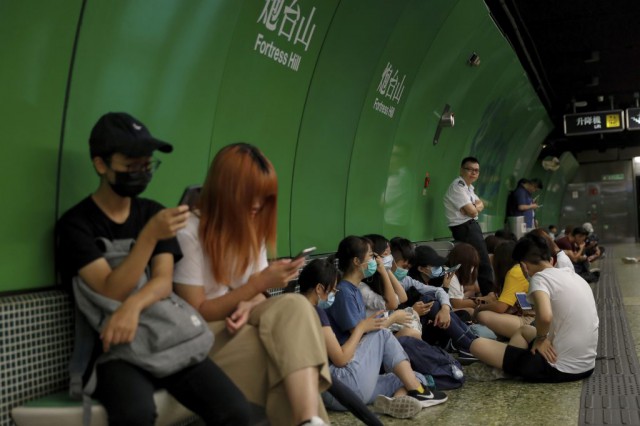 Noi proteste la Hong Kong: Poliţia a lansat din nou gaze lacrimogene împotriva manifestanţilor