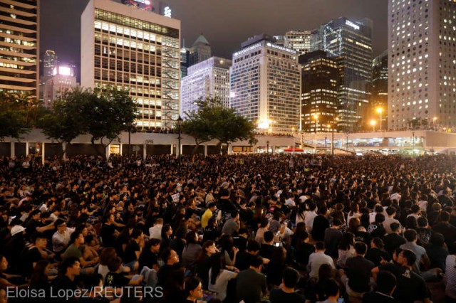 Funcţionarii publici din Hong Kong se alătură protestatarilor