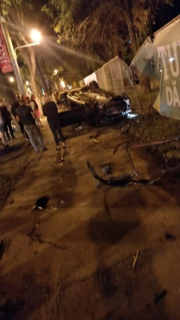 MAŞINĂ FĂCUTĂ PRAF ÎN MAMAIA! S-a dat peste cap şi a izbit gardul de la Aqua Magic!
