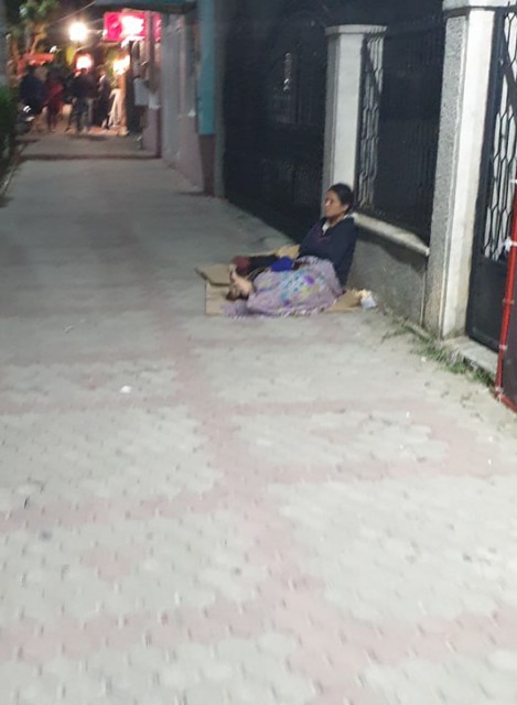 La cerşit cu copiii minori, în centrul Costineştiului