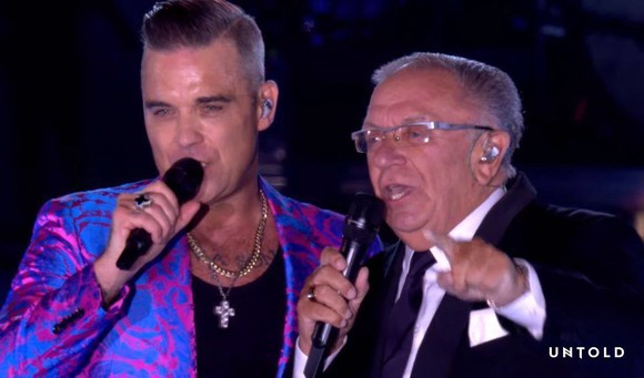 Moment emoționant la concertul lui Robbie Williams. Artistul a cântat cu tatăl său pe scena de la Untold