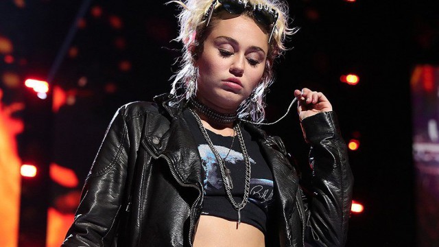 Miley Cyrus s-a despărțit de soț și s-a combinat cu o altă starletă, și ea proaspăt divorțată