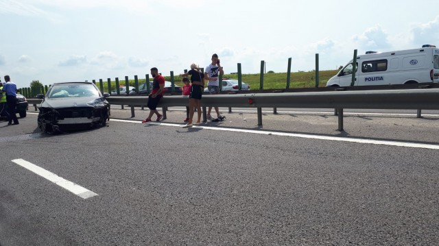 ACCIDENTE RUTIERE pe A2: un vehicul a INTRAT în PARAPET!
