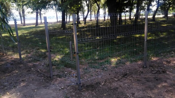 Țarcul pentru câini din parcul Tăbăcărie, aproape de finalizare