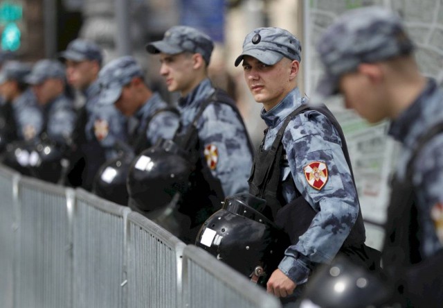Rusia: Parchetul intenţionează să priveze de drepturi parentale un cuplu care şi-a luat bebeluşul la o manifestaţie a opoziţiei