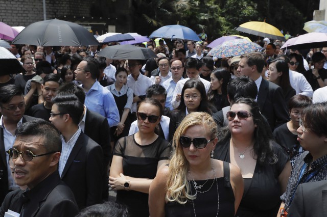 Hong Kong: Sute de avocaţi au manifestat în tăcere în sprijinul mişcării prodemocraţie