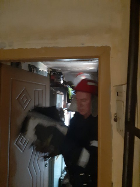 Trei persoane SALVATE de pompieri dintr-un apartament în FLĂCĂRI