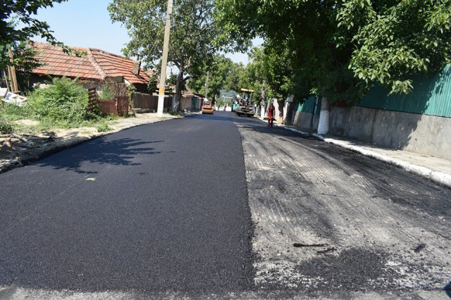 Cumetrii ministrului Economiei modernizează o stradă din Corbu