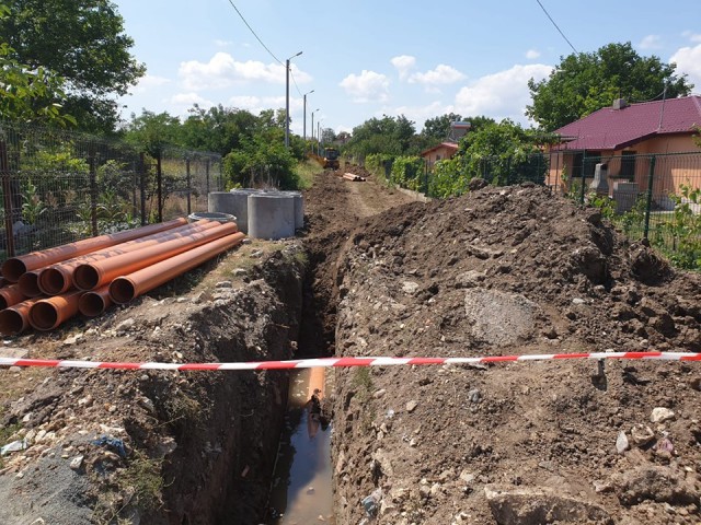 Lucrări de introducere a reţelei de canalizare, pe o stradă din Agigea