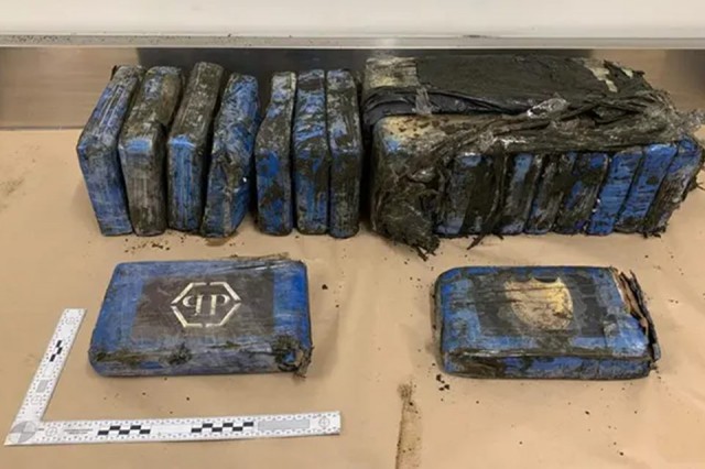 Noua Zeelandă - Cocaină de milioane de dolari, adusă de valuri pe o plajă din apropiere de Auckland
