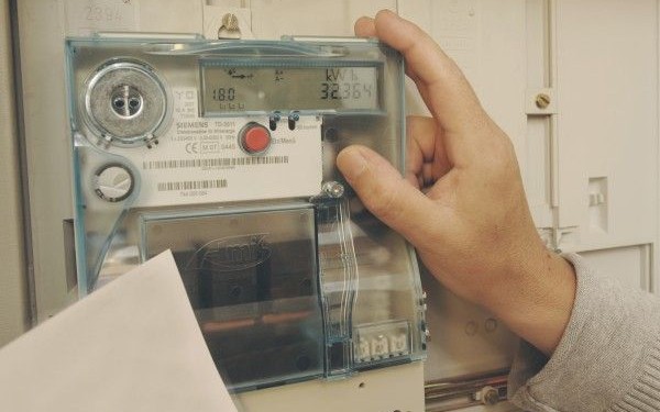 ANRE va controla cum au plătit distribuitorii de energie compensaţiile pentru clienţi anul trecut