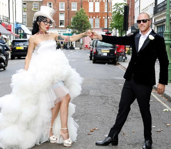 Dj Wanda s-a măritat la Londra. Ce ţinută nonconformistă a avut la nuntă