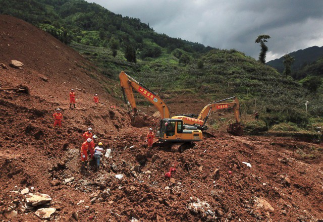 Alunecare de teren în sud-vestul Chinei: 42 de morţi şi 9 dispăruţi