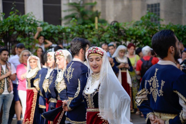 Spectacol de muzică și dansuri tradiționale armenești în Piațeta Cazino din Mamaia
