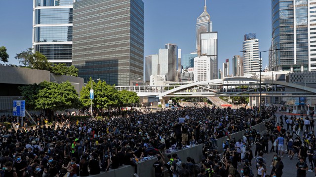 China îi avertizează pe protestatarii din Hong Kong: „cei ce se joacă cu focul vor pieri de foc“