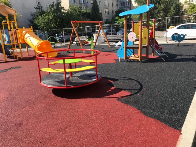 Primăria Constanța transmite că a continuat lucrările la locurile de joacă din oraș