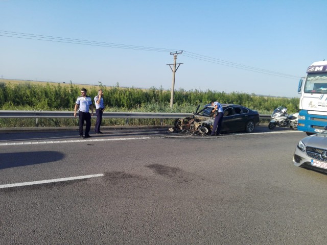 Mașină în flăcări pe A2
