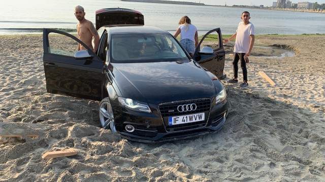 BIZON la mare: un turist a rămas cu mașina împotmolită în nisip, pe plaja Modern