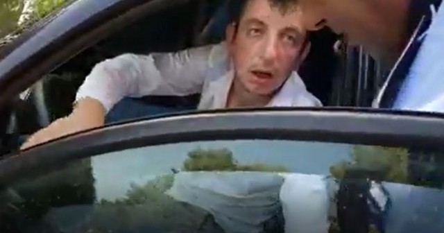 RUPT DE BEAT LA VOLAN! IATĂ CUM L-AU SCOS POLIŢIŞTII DIN MAŞINĂ!