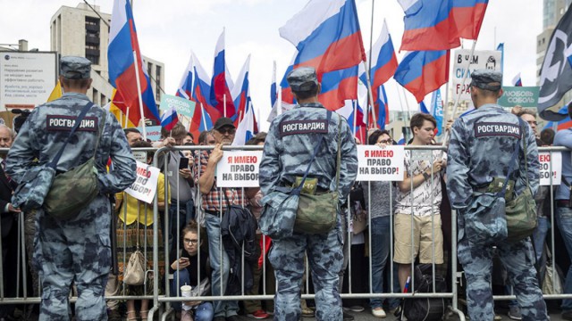 Arestarea a aproximativ 1.400 de manifestanţi: Moscova invită Parisul 'să nu-i dea lecţii', amintindu-i de 'vestele galbene'