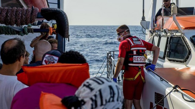 Canalul Mânecii: 20 de migranţi salvaţi de pe o ambarcaţiune rămasă fără combustibil