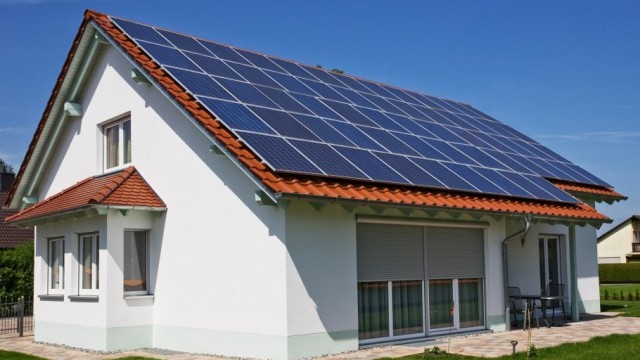 Consiliul Concurenţei: Amputarea programului de subvenţionare a panourilor fotovoltaice nu e cerută de vreo lege