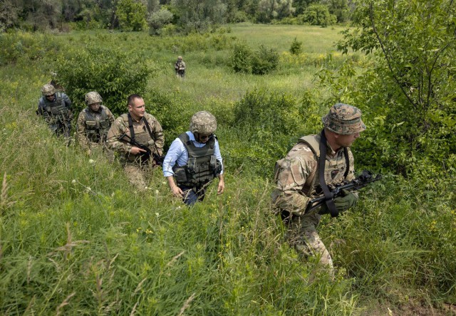 Ucraina: Patru soldaţi ucraineni ucişi în est, în pofida armistiţiului
