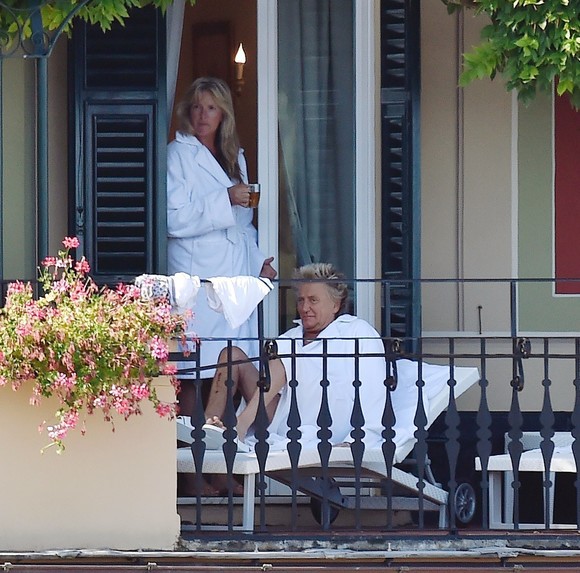 Rod Stewart surprins cum își întinde lenjeria intimă pe balcon