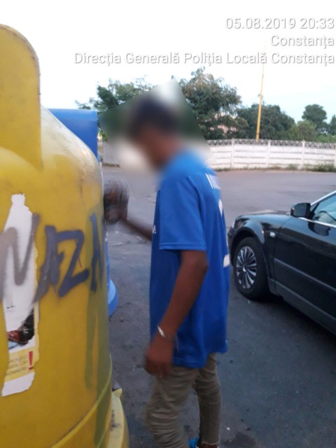 Amendați de polițiștii locali pentru săvârșirea în public de acte obscene