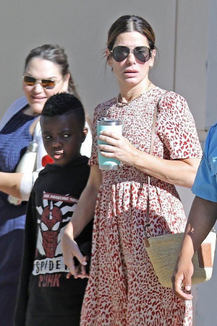 Fotografii rare cu fiul adoptat de Sandra Bullock! Iată cât de simpatic este Louis la nouă ani