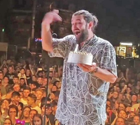 Smiley a aruncat cu frişcă în public la concert