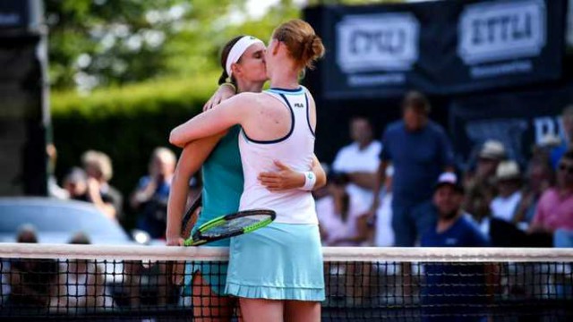Alison Van Uytvanck și Greet Minnen s-au sărutat peste fileu la finalul meciului de la Karlsruhe