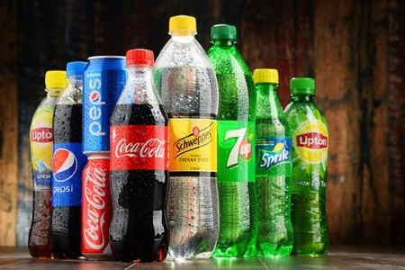 Guvernul vrea să introducă o taxă pentru băuturile răcoritoare cu conţinut ridicat de zahăr