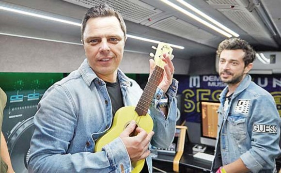 Marius Moga a făcut muzică în autobuz cu cei mai tari DJ din lume