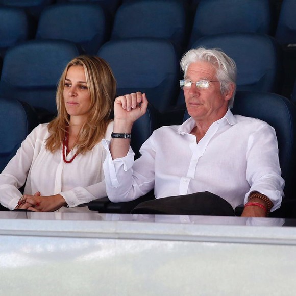 Richard Gere schimbă din nou scutece la 69 de ani. Iată primele poze cu bebelușul de șapte luni