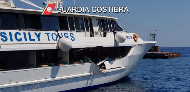 Cinci răniţi la bordul unui feribot care a intrat în coliziune cu un iaht în apropierea Siciliei