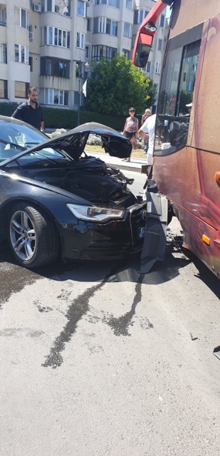 AUDI FĂCUT ZOB DUPĂ UN IMPACT VIOLENT CU UN AUTOBUZ ETAJAT, ÎN PORTUL TOMIS!